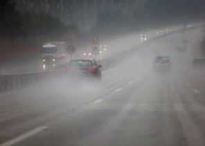 أمن الطرق يحذر مستخدمي طريق الزلفي من السرعة بسبب الأمطار الغزيرة