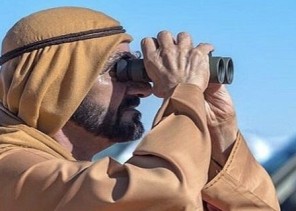 شاهد بالصور .. الشيخ “محمد بن راشد” و “فزاع” خلال رحلة صيد في دولة عربية !