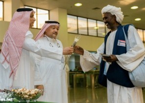 السُعوديون يستقبلون ضيوف الرحمن بالورود