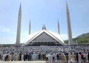 فيديو.. إمام الحرم المكي يؤم جموعاً غفيرة من المصلين في جامع الملك فيصل بباكستان