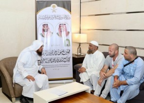 مدير الشؤون الإسلامية بالمدينة المنورة يلتقي ضيوف خادم الحرمين الشريفين للحج من أسر وذوي شهداء نيوزلاندا