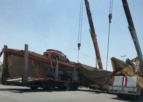 سقوط مظلة كبيرة على شاحنة محملة بالسيارات في نقطة تفتيش بمكة (صور)