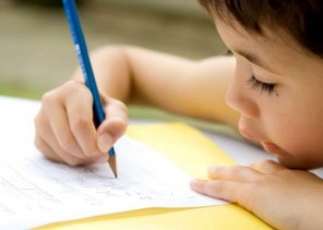 من بينها الأخطاء على مواقع التواصل.. مسؤول تعليمي يكشف أسباب عودة منهج الخط والإملاء