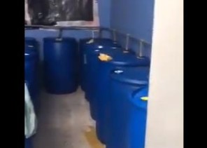 شاهد عملية ضبط وافد يدير مصنع خمور في فيلا بالرياض