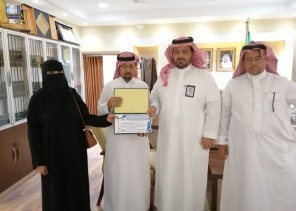 محافظ الداير ورئيس البلدية يكرمان فريق “كلمات وألوان”