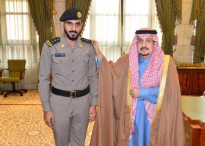 أمير الرياض يقلد الثبيتي رتبته الجديدة