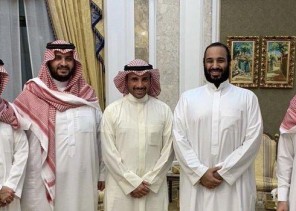 صورة عفوية لولي العهد مع رئيس مجلس الأمة الكويتي ووزيري الداخلية والحرس الوطني