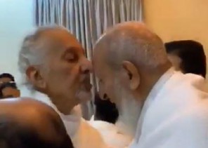 شاهد.. أمير مكة المكرمة ونائبه يقبلان رأس مفتي عام المملكة