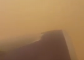 شاهد.. طائرة تتمكن من الهبوط وسط الغبار بمطار الدمام