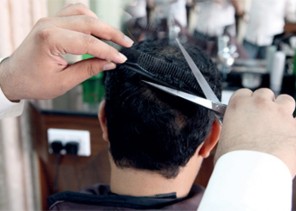 ماذا وجدت فرق الرقابة بتبوك في جولاتها على صوالين الحلاقة؟