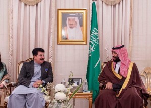 شاهد.. ولي العهد يتلقى هدية بندقية مطلية بالذهب وصورة شخصية في ختام زيارته لباكستان