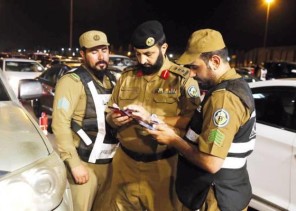 “أمن الطرق “يكشف حيلة مخالف آسيوي حاول عبور منفذ الشميسي بأسورة مزيفة