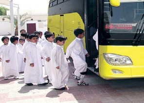 وزير التعليم يعزي أسرة الطالب المتوفى اختناقاً بعد نسيانه داخل حافلة مدرسية