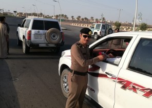 مدير وأفراد شعبة مرور الحائط يستقبلون الطلاب بالورود