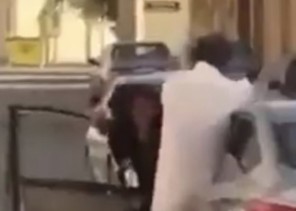 «العمل» توضح حقيقة مقطع تعنيف شخص لفتاة في الشارع