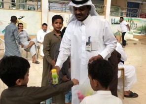 مدرسة أبوهريرة تحتفي بطلاب الأول الابتدائي بالورود والحلوى