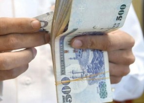 تقديم الرواتب قبل العيد .. فريق مؤيد وآخر معارض: مشّيها على البركة