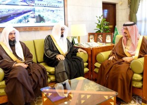 الأمير فيصل بن بندر يستقبل مدير الشؤون الإسلامية بمنطقة الرياض ومساعده