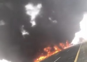 بالفيديو ..النيران تلتهم نقالة وقود طريق ” جدة – جازان “