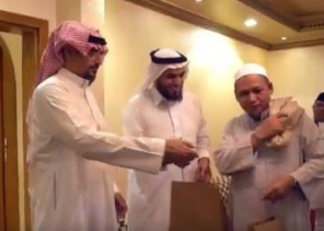 مواطن برفقة أبنائه الصغار يفتح منزله في مكة لاستضافة الحجاج