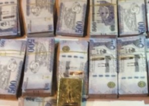 ملفوفة داخل قطعة قماش .. قرابة مليون ريال و سبيكة ذهبية تحيل مواطنًا للتحقيق !