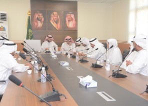 محافظ محايل المكلف يبحث مع رؤساء البلديات مسميات الأحياء والمواقع التاريخيه