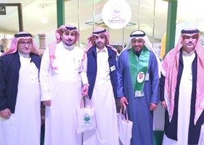 استقبلوا بماء زمزم المبخر والتمر والقهوة العربية وفود عربية وأجنبية تشيد بجناح وزارة الحج والعمرة بالجنادرية