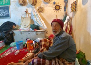 أكبر حرفيي الجنادرية يكشف أسرار صناعة السلال وتكريم خادم الحرمين للحرفيين