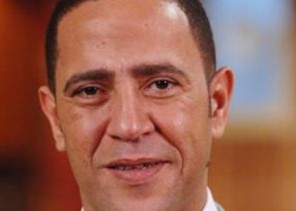 الفنان اشرف عبدالباقي يحتفل باليوم العالمي للتطوع مع مؤسسة الهلال الاحمر المصري بالقرية الفرعونية