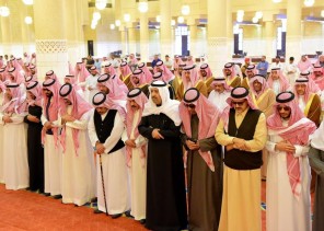 أمير منطقة الرياض يؤدي الصلاة على الأميرة جهير بنت سعود بن عبدالعزيز «رحمها الله»