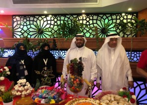 بالصور..تكريم حجاج مصر بالهدايا والتمور في حفل بهيج