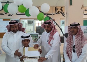 المعلم يكرم طلاب مدرسة الطاهرية المتميزين