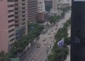 فيديو.. لحظة مرور موكب ولي العهد في العاصمة الكورية سيئول