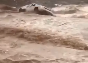 شاهد.. سيول جارفة تجرف مواطناً مع سيارته.. وأمير المدينة ونائبه يطمئنان عليه