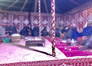 الحربي يستضيف زملاء العمل في نزهة برية بمرابع الربيع في أم رقيبة