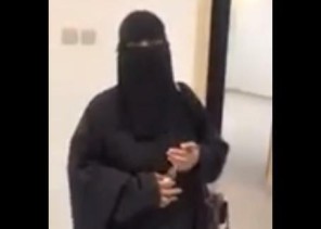 بالفيديو.. مواطنة تعبّر عن فرحتها بتسلم منزل من وزارة الإسكان