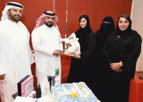 اختار له والده اسم “زايد”.. شرطة دبي تمنح مولوداًً سعودياًً بطاقة “إسعاد” (فيديو وصور)