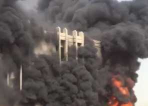 بالفيديو.. حريق ضخم يلتهم مبنى في جامعة الإمام عبدالرحمن بن فيصل