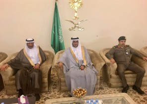 محافظ العلا الأستاذ فيصل المطيري يؤدي صلاة العيد مع أهالي المحافظة ويستقبل المهنئين بالعيد