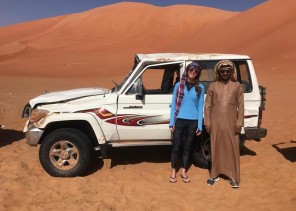 مواطن ينقذ فتاة أمريكية انقلبت سيارتها في صحراء الربع الخالي