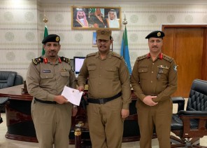 مدير شرطة الحدود الشمالية يكرم ثلاثة من منسوبي القوة الخاصة لأمن الطرق