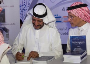 الثبيتي خلال توقيعه كتابه : الإعلام خط الدفاع الأول عن الوطن ولنكن باقلامنا السد المنيع