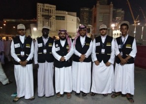 شباب مكة يتفانى في خدمة ضيوف الرحمن