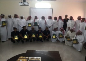 مدير هيئة الهلال الاحمر بــ جازان يعايد منسوبيه