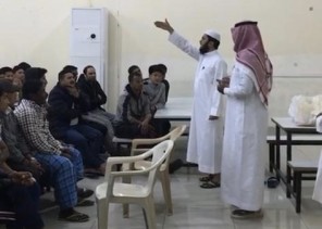 مكالمة هاتفية تقود داعية لتجمع عمالي وتسهم في إشهار 86 نيباليا إسلامهم في الرياض