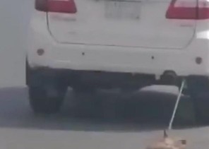 شرطة جازان تطيح بمواطن تعمد تَعذيب كلب بربطه بسيارته وجره في الشارع