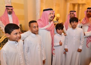 أبناء الأمير بندر بن عبدالعزيز يستقبلون المعزين في وفاة والدهم – رحمه الله –