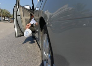 “المرور”: رمي أي مخلفات خارج المركبة مخالفة عقوبتها 500 ريال