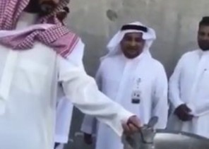 أثناء تفقده المشاعر.. نائب أمير مكة يتأكد بنفسه من سلامة “البرّادات” ويعثر على إحداها “خربانة” (فيديو)