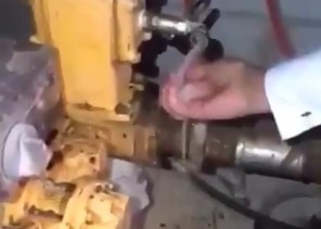 بالفيديو.. ضبط متلاعبين يخلطون البنزين بالديزل داخل أحد الأحواش